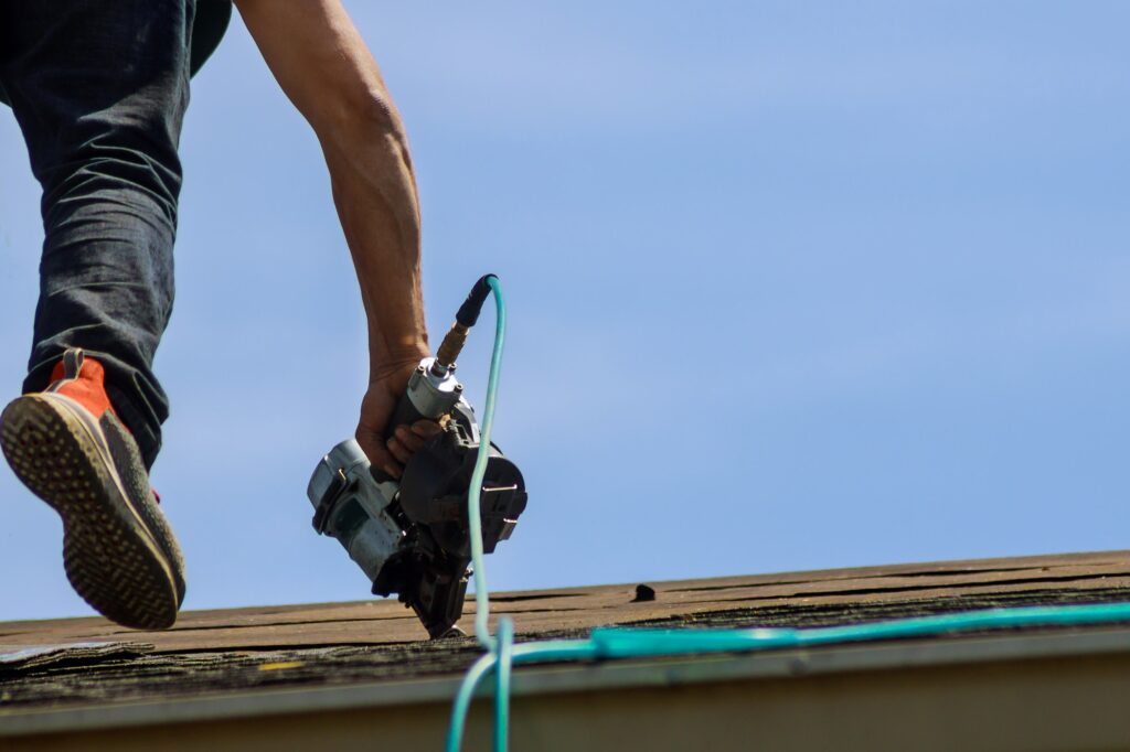 Roofing contractor working on replacing the shingles in Buffalo, MN